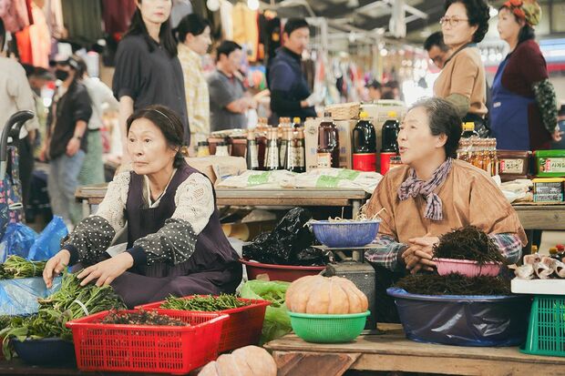 Netflixシリーズ『私たちのブルース』独占配信中