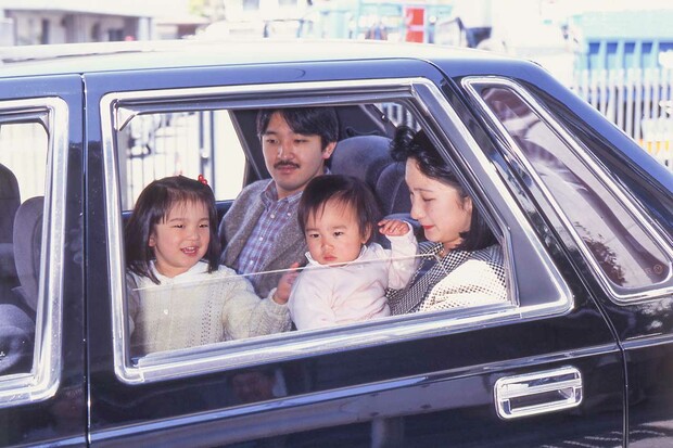 眞子さま4歳、佳子さま1歳、秋篠宮ご一家で葉山御用邸へ（1996年4月）