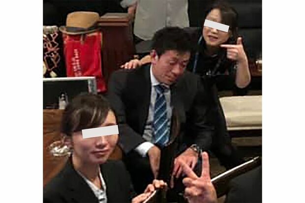 イベントの打ち上げで、女性に囲まれてへべれけになった丸山被告（SNSより）