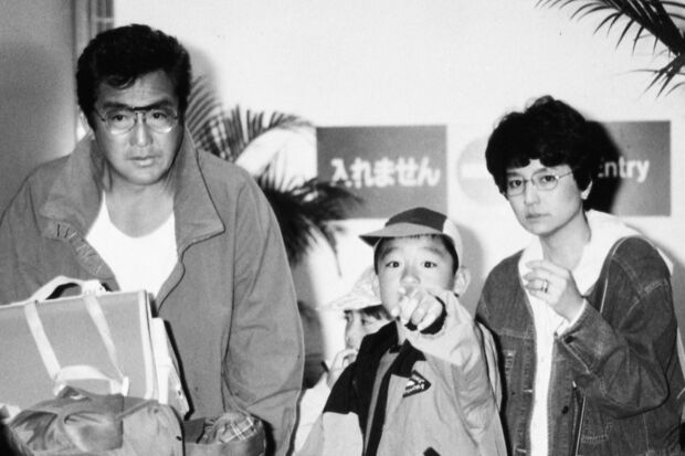 サイパン旅行から帰国した松方さん、仁科と2人の子ども（'92年）