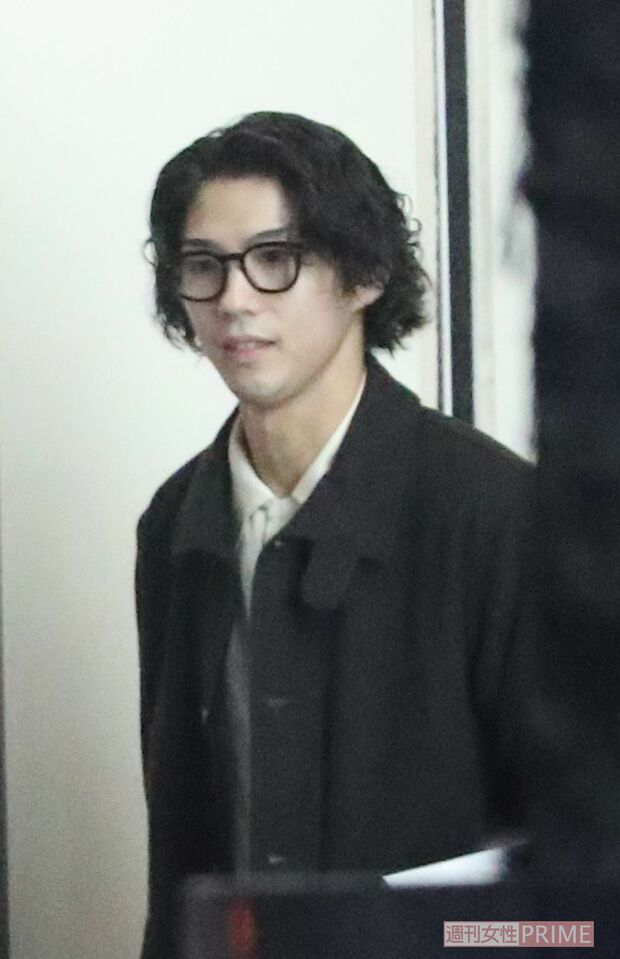 黒縁メガネがよく似合う賀来賢人