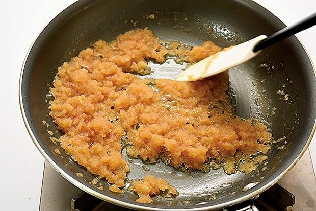 【1】皮ごとすりおろしたりんごをフライパンに入れ、強火で3分間、水分を飛ばしながら加熱する。