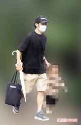 2021年7月上旬、保育園から息子と帰宅する渡部建