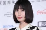 橋本愛のアラサー制服姿は「さすがにキツイ」辛辣声か…
