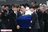 26日に行われた告別式では、盟友の野口五郎が最前列で棺を持った