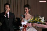 2010年、芸能生活40周年記念パーティーを開いた小柳ルミ子とゲストの水谷豊
