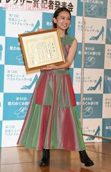 日本シューズベストドレッサー賞を受賞。自らデザインしたハーフブーツを履いて授賞式に臨んだ（’20年11月）