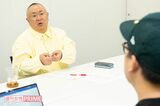澤井直人と対談する松村邦洋（撮影：山田智絵）