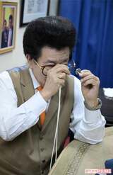 冨士真奈美さんの指輪を査定する、ブランド王ロイヤルの森田勉社長