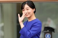 佳子さま、鳥取空港での「青グラデドレス」が“コナン空港”と完璧なシンクロ…11年目・11回目・11時到着が…