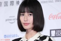 橋本愛のアラサー制服姿は「さすがにキツイ」辛辣声から一転、金髪に変貌で「大正解でしょ」評価爆上がり