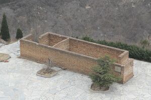 山西省運城市の観光地にある、仕切りの壁も天井もないトイレ!（撮影／関上武司）