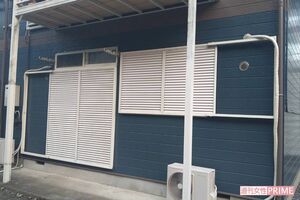 シャッターが閉められていて、今は誰も住んでいない様子