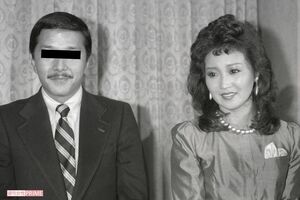 '82年、初ロマンスのお相手だったギタリストとの婚約会見。これがきっかけで大騒動に発展してしまい、破局を迎えてしまった
