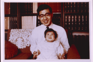 生後約3か月の雅子さまと父の小和田恆さん（宮内庁提供）