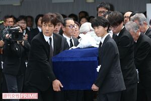 26日に行われた告別式では、盟友の野口五郎が最前列で棺を持った