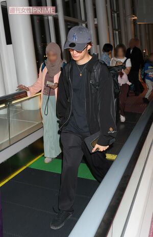 2024年5月22日、ドバイ発のエミレーツ便で羽田空港第3ターミナルに到着した向井康二