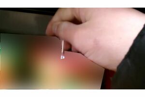 スナック菓子のフタにつまようじを突き刺して混入させる市川拓磨容疑者(本人YouTubeより)