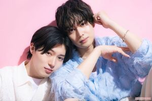 西山智樹（左）と前田大輔　撮影/矢島泰輔、スタイリング/大野紗也、衣装協力/（株）アンティローザ（https://auntierosa.com/）