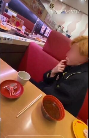 『スシロー』と思われる店内で、金髪男性は指を舐めると（滝沢ガレソ氏ツイッターより）