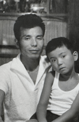 幼少期、父親と。