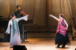 ゲストは加藤の次女であり、歌手であるYae。「私の計算では、50歳から毎年１歳ずつ若返っているの。だから、今はYaeのほうがずっと年上なの（笑）」　撮影／山本倫子