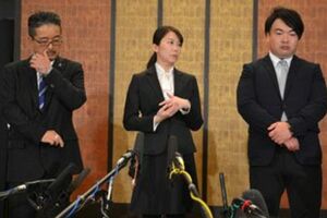 運営としては新たなNGTの体制を発足させたのだが…(1月14日の緊急会見にて。松村匠・AKS運営責任者=左、早川麻衣子・NGT48劇場支配人=中央。記者撮影)