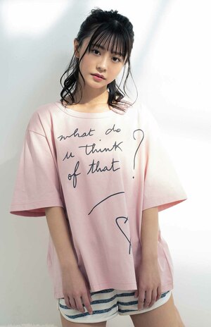 『ヤングドラゴンエイジVOL.10』（KADOKAWA刊）のグラビアを飾った浅倉唯（PRTIMESより）  