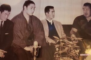 左から張本勲、大鵬、長嶋茂雄、力道山。当時のスーパースターたちだ
