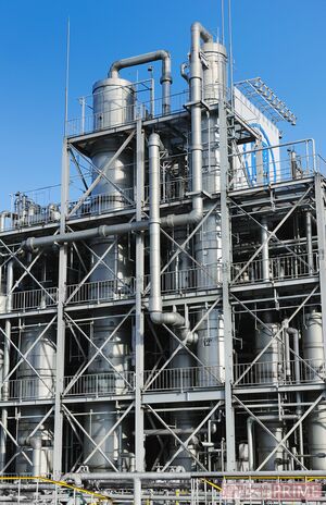 甲類焼酎の製造に使用する連続式蒸留機。宝酒造の同機は優れた性能を持ち、限りなくピュアなアルコールを造り出す