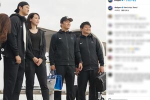 韓国に出発する大谷翔平と妻のA子さん、山本由伸と園田芳大通訳（ドジャース公式インスタグラムより）