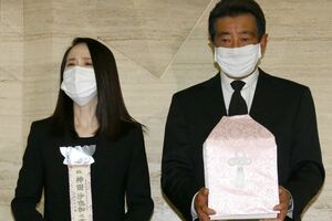 2021年12月、目に涙を浮かべ、取材に応じる神田正輝(右)と悲痛な表情を浮かべる松田聖子（写真／産経新聞社）