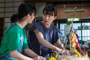 祖母の雅代（竹下景子）の初盆が終わると、百音は登米に戻ることにする