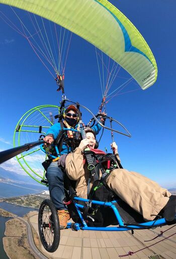 車椅子で空が飛べる滋賀のパラグライダーに参加した田中佳奈さん