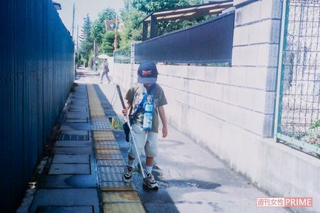 ひとりで通学する際、顔面からぶつかるのが怖くて下を向く幸男くんに帽子をかぶせ「これなら大丈夫」と励ました