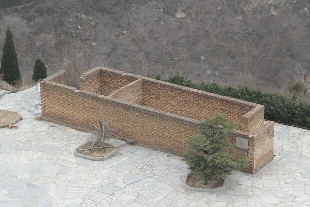 山西省運城市の観光地にある、仕切りの壁も天井もないトイレ!（撮影／関上武司）