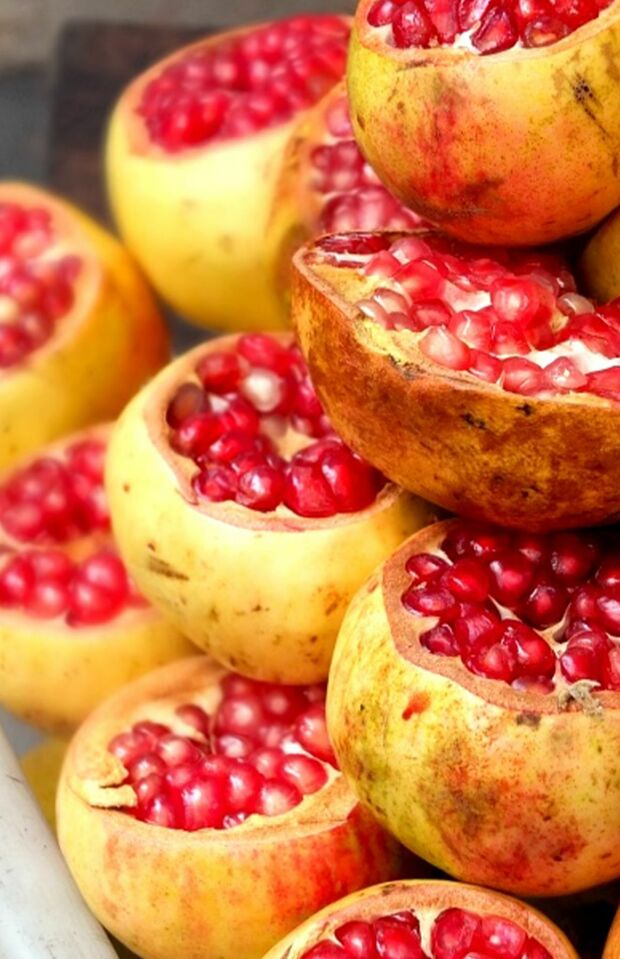 生のざくろは皮を食べない!　必ずむいて食べよう