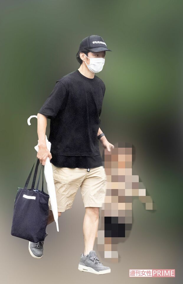 2021年7月上旬、保育園から息子と帰宅する渡部建