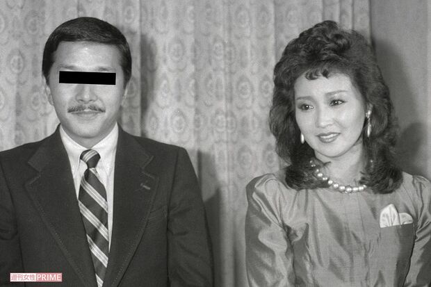 '82年、初ロマンスのお相手だったギタリストとの婚約会見。これがきっかけで大騒動に発展してしまい、破局を迎えてしまった