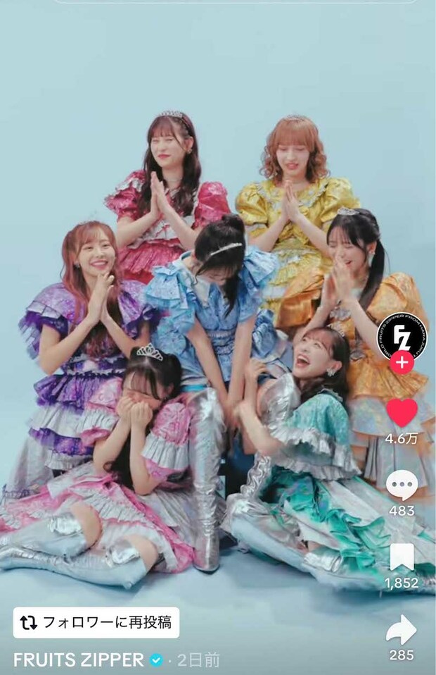 櫻井優衣が中央のメンバー・真中まなの脚を広げて、真中が慌ててスカートの中を隠す瞬間（公式TikTokより） 