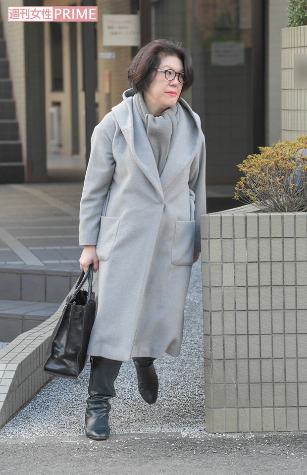 12月7日の朝7時ごろに圭さんが出勤。その約20分後に家を出た佳代さんを記者が直撃