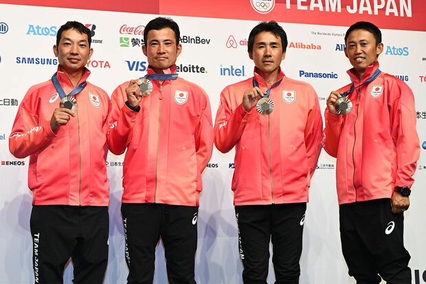 馬術は、基本的に1チーム3人で構成されるが、“初老ジャパン”は補欠を含めた4人で戦い抜いた。左から、田中利幸、北島隆三、大岩義明、戸本一真