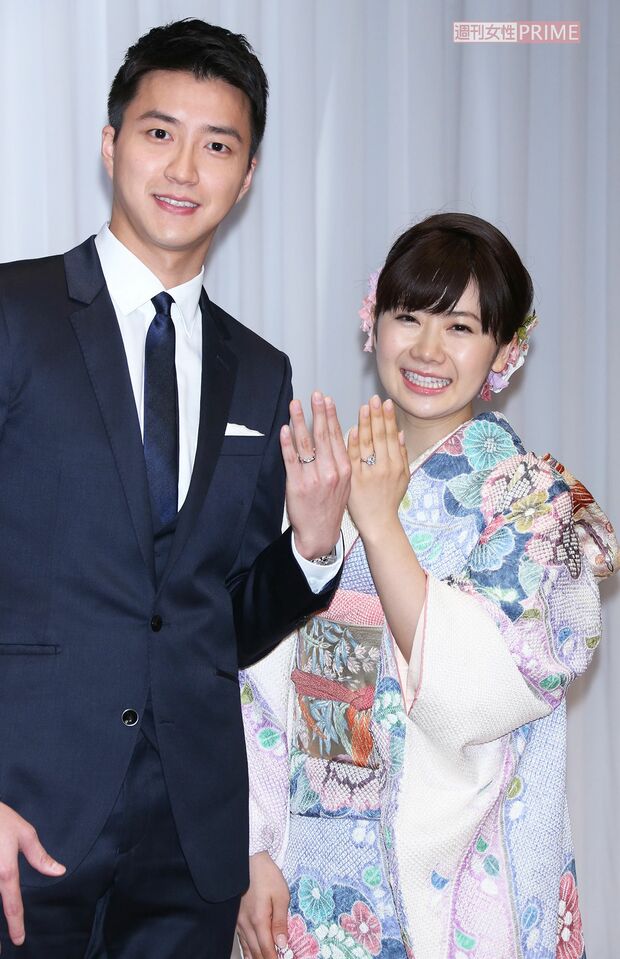 2016年9月、福原愛と江宏傑選手が結婚会見。指輪を披露した