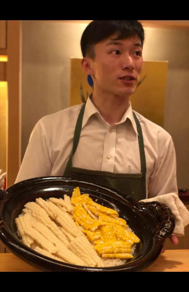 見習い時代の崎容疑者（SNSより）