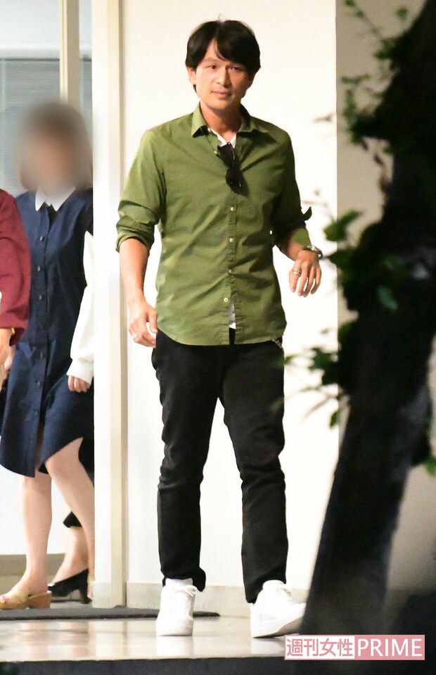 2次会会場のカラオケバーを後にする江口洋介