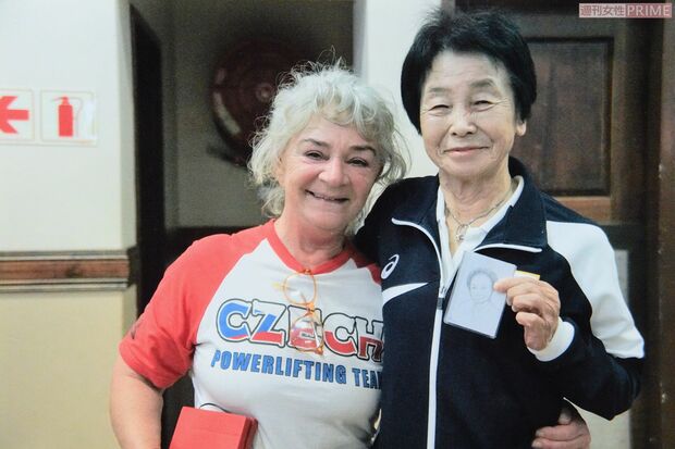 初めての世界大会で知り合ったチェコ人の選手と友情を深め、手作りのペンダントと似顔絵をもらったことも。ベンチプレスを通して世界中の人と交流できることも奥村さんの楽しみのひとつ