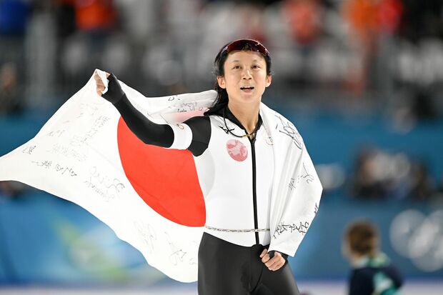 女子1000メートルに五輪連覇を狙って出場した高木だったが、結果は銅に。3大会連続、通算8個目のメダルとなったが、「表彰台で“この色が今の私の実力なんだ”と思って悔しさが込み上げてきた」と、次の種目にリベンジを誓った　撮影／JMPA