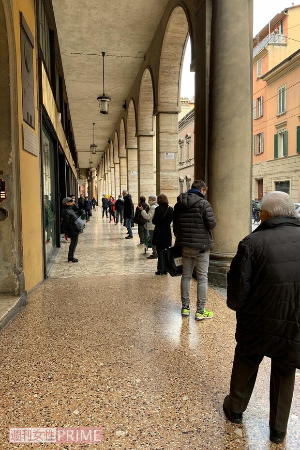 ロックダウン中のスーパーの入店待ち列（中村さん提供写真）