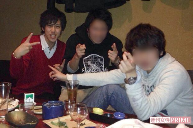 ５～６年前に友人と飲み会を楽しむ容疑者(友人提供)