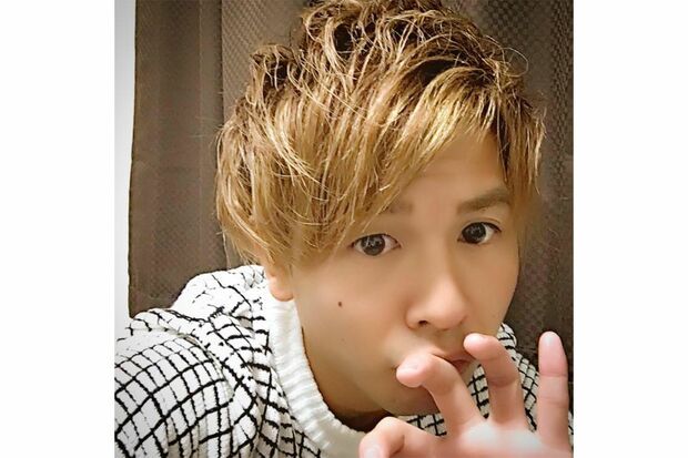 キメ顔の浅岡容疑者（SNSより）